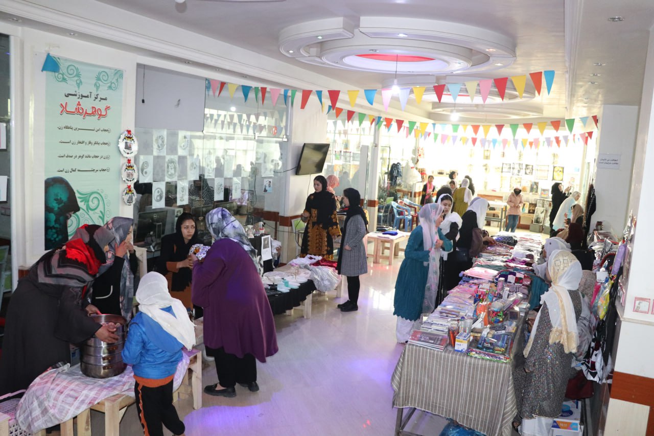 Holding an exhibition of women’s handicrafts on the occasion of March 8